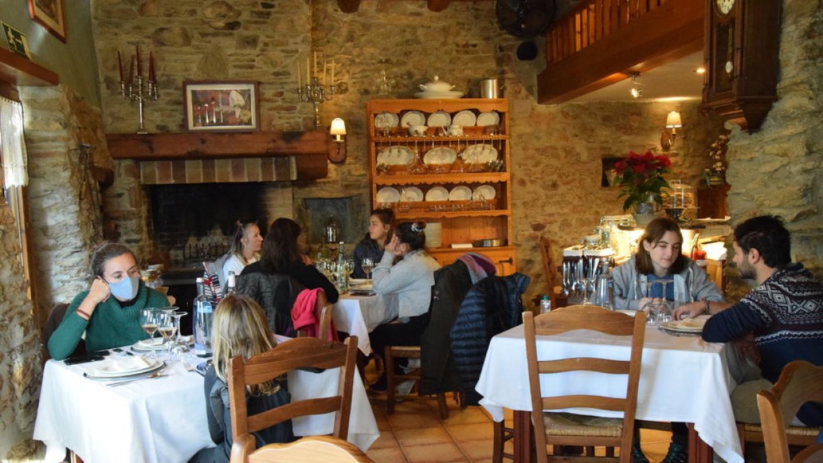 Clientes en la casa rural Cal Serni de Calvinyà durante el puente de la Purísima.