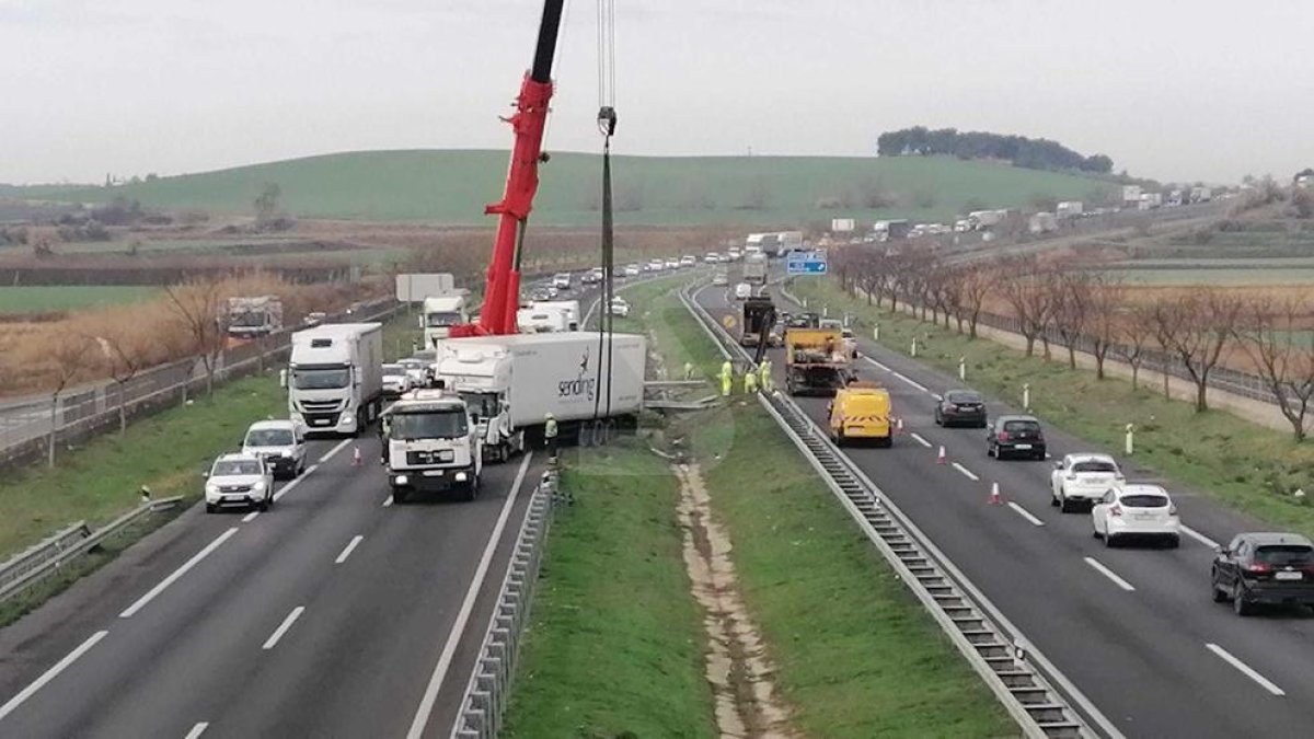 L'accident d'un camió talla un carril de l'A-2 entre Bellpuig i Vilagrassa