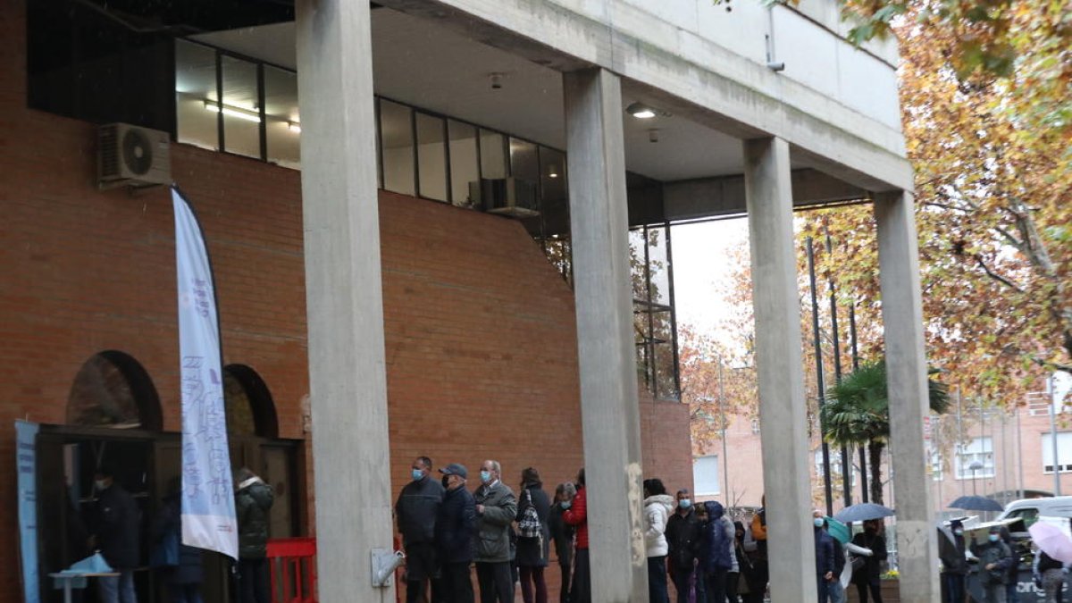 Cues per vacunar-se - Desenes de persones feien cua ahir al pavelló Onze de Setembre per vacunar-se contra la Covid, ja fos per la primera dosi, la segona o la de reforç que s’administra a les persones que van rebre la de Janssen. D’altres es ...