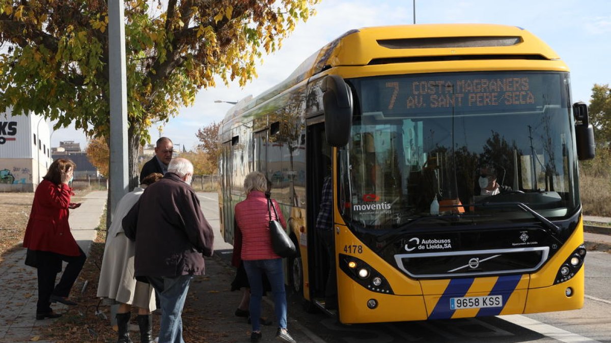 Imatge d’arxiu d’algunes persones pujant a un autobús.
