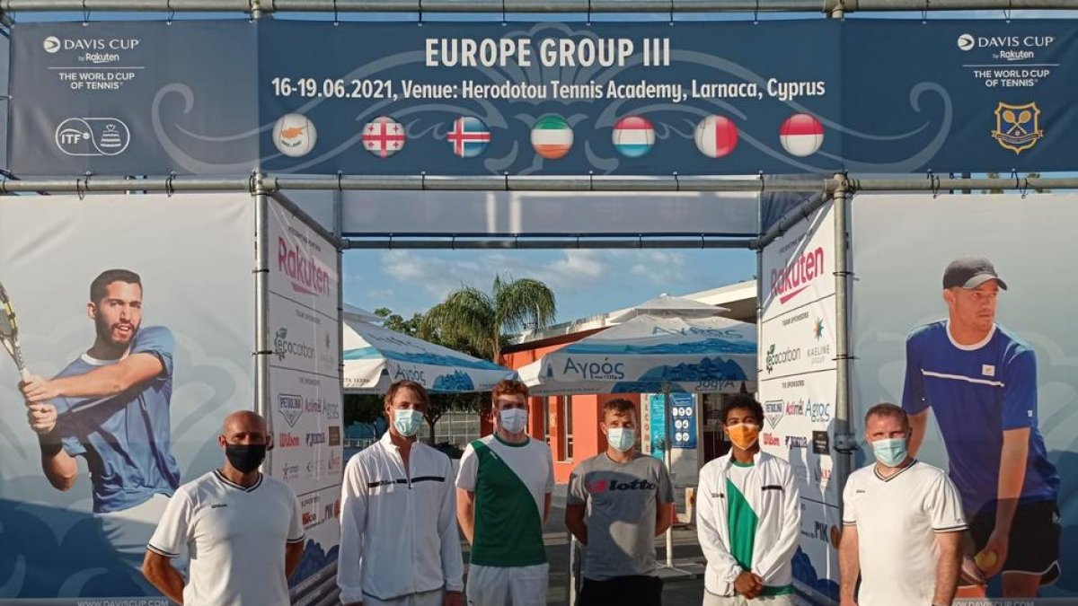 Carlos Miranda, primer per l’esquerra, amb els jugadors i l’altre capità de l’equip d’Irlanda quan van disputar la Copa Davis.