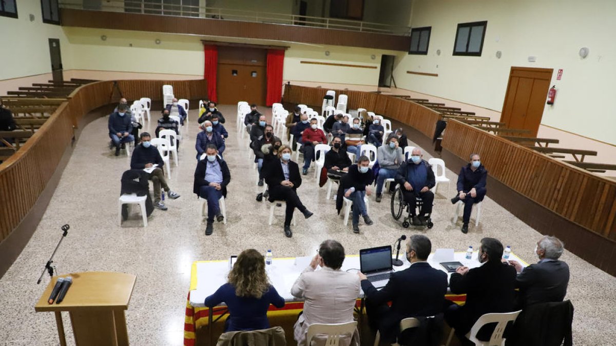 La reunión, con tres delegados de la Generalitat y una treintena de alcaldes afectados, ayer en Vinaixa.
