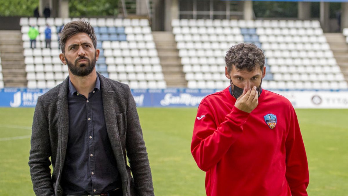 Molo i el seu segon, Jorge Garcés, amb gest abatut a l'acabament del partit.