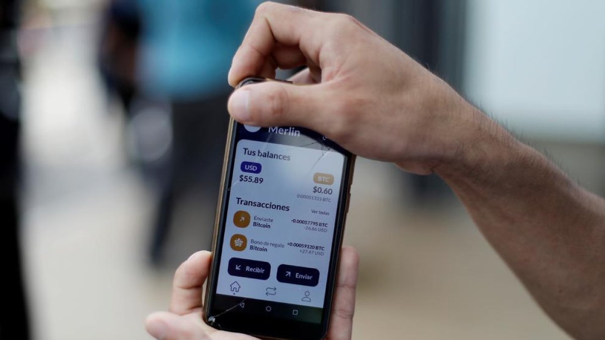 Vista de un móvil efectuando una transacción con bitcoins.