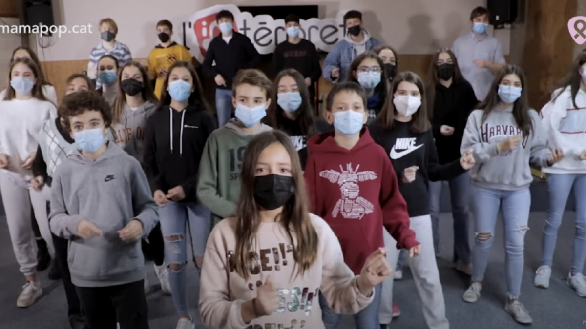 Alumnes de L’Intèrpret, cantant la nadala del Mamapop.
