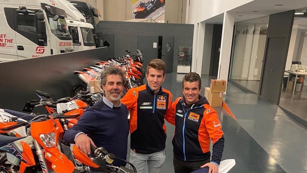 Jaume Gaya, al centre, amb responsables de KTM.