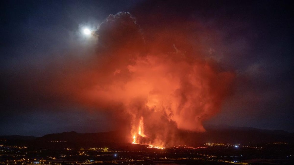 El volcán entró el viernes en una fase explosiva, que ha generado la rotura parcial del cono volcánico y  más expulsiones.