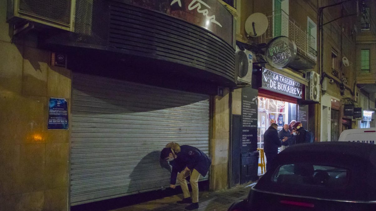 El tancament ahir d’un local de lleure nocturn a Lleida afectat per les noves restriccions.