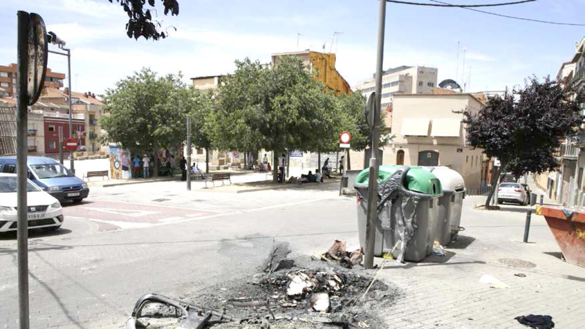 Contenedores calcinados en la noche de Sant Joan de 2019 en el Centro Histórico.