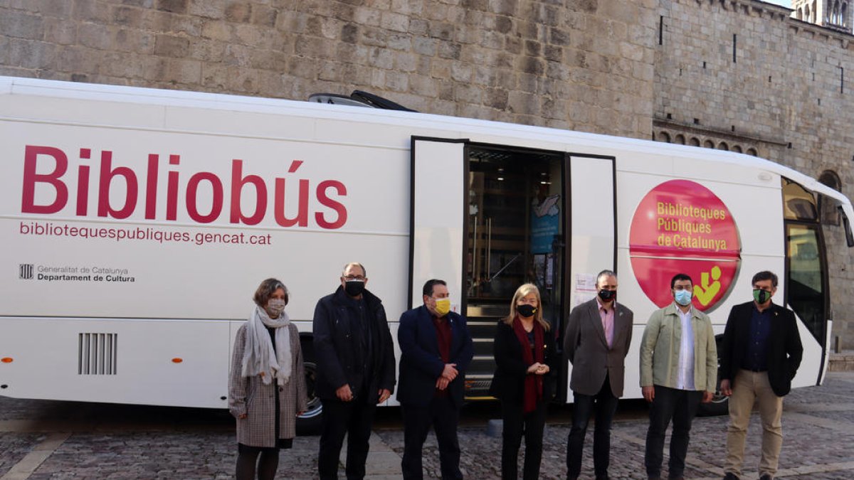 Ponsa y autoridades, ayer junto al Bibliobús Pere Quart, que ha estrenado servicio en el Alt Urgell.