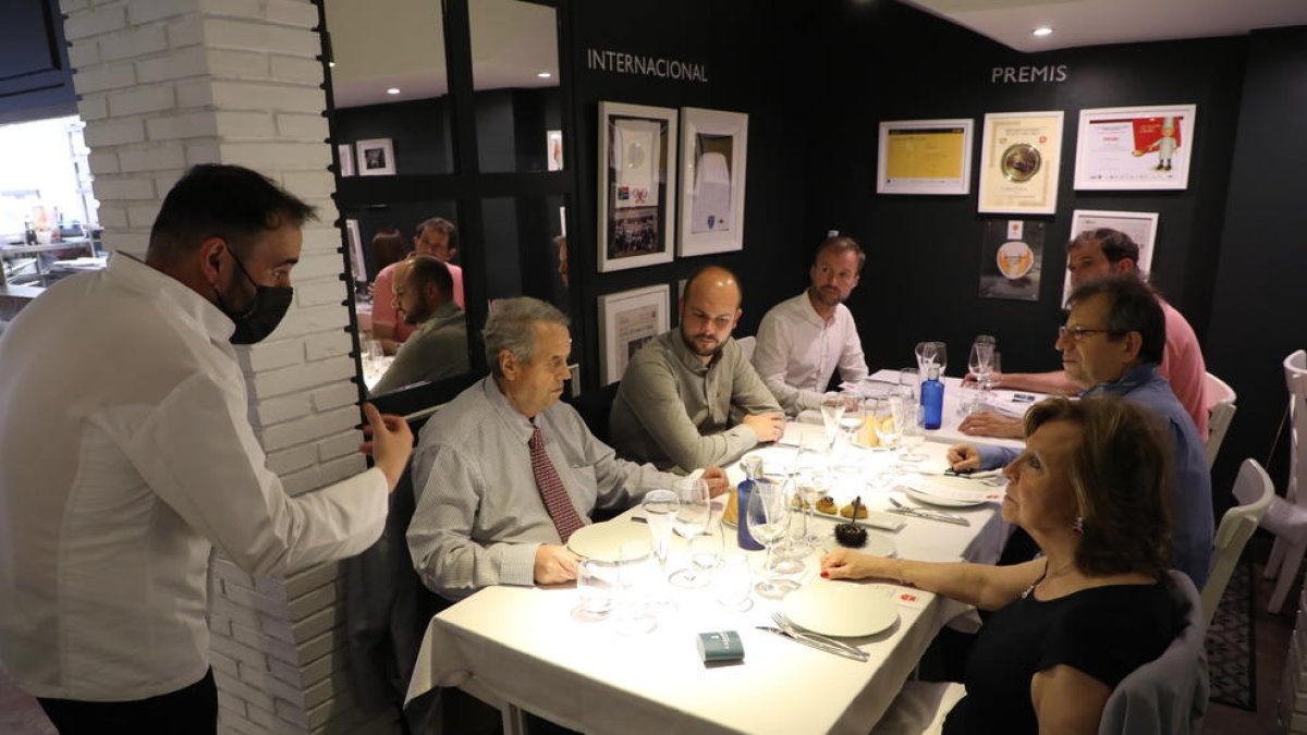 Les taules dels restaurants ja poden tenir sis comensals des d’ahir.