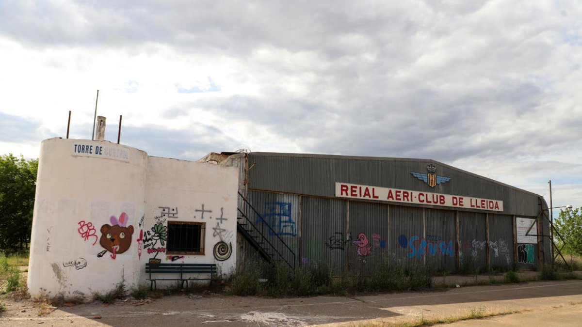Estado actual de las instalaciones del aeródromo de Alfés, abandonado desde 2015.