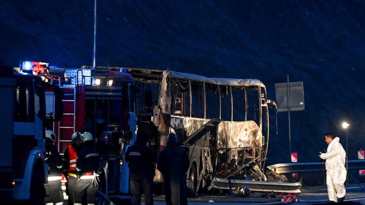 L’autobús, en què viatjaven 52 persones que es dirigien a Macedònia del Nord, va quedar calcinat.
