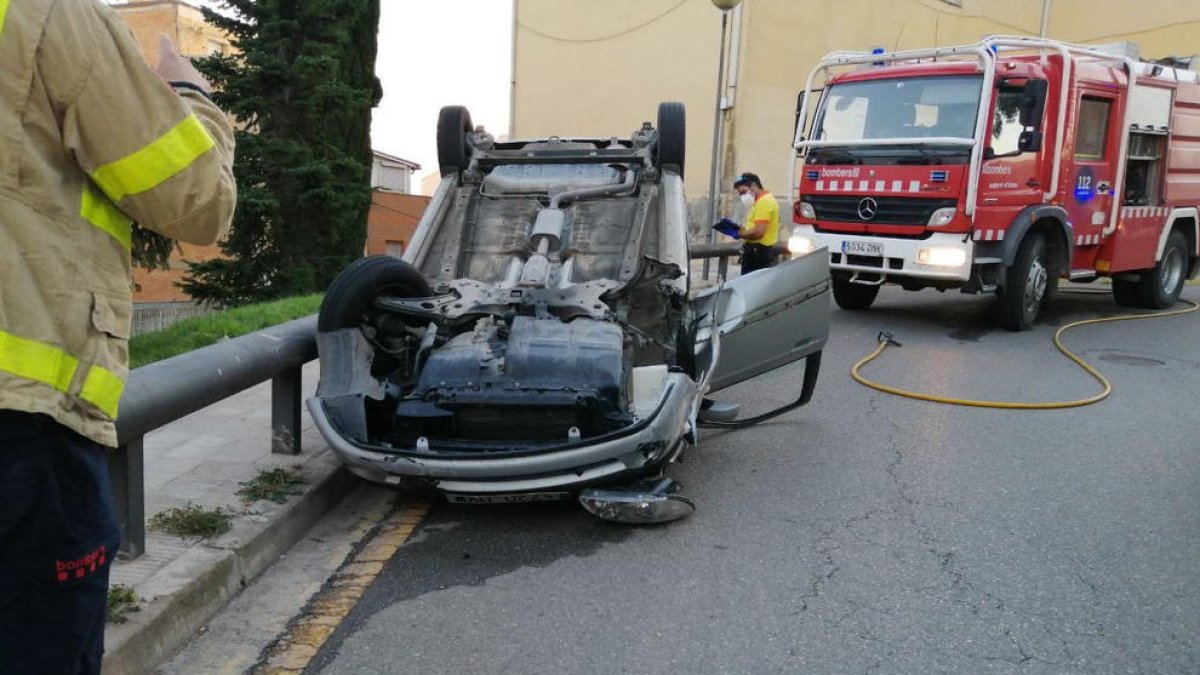 Un conductor ebrio vuelca en una plaza de Magraners