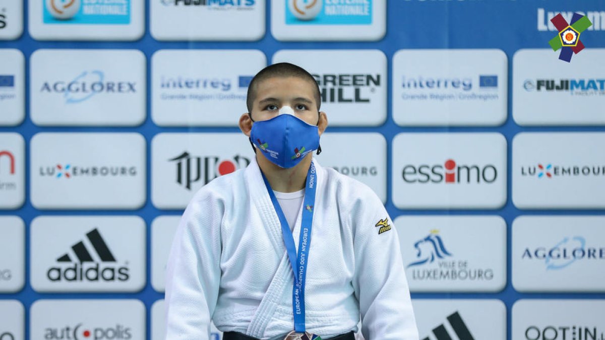 Arnau Monné, con el histórico bronce en el hectómetro.