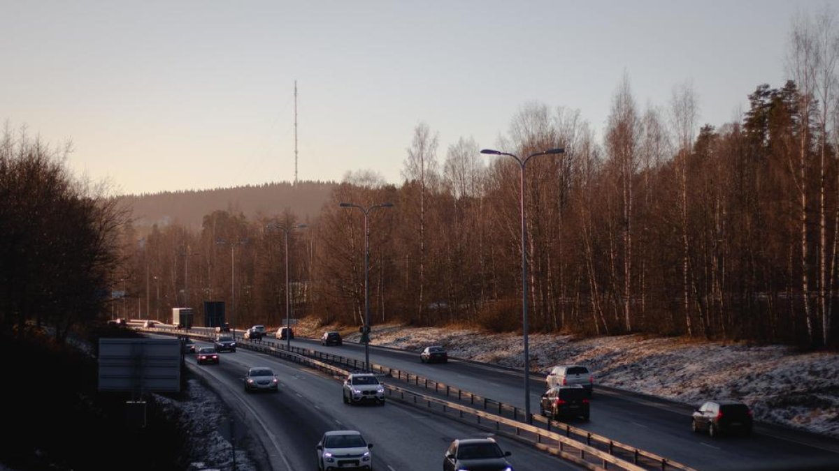 Dos trucs per calcular la distància de seguretat adequada a la carretera
