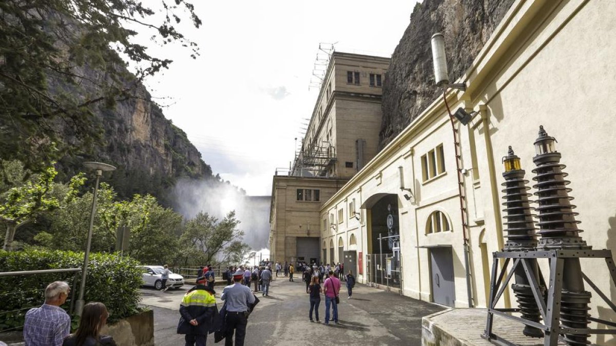 Central hidroeléctrica de Camarasa, en la apertura de una muestra.