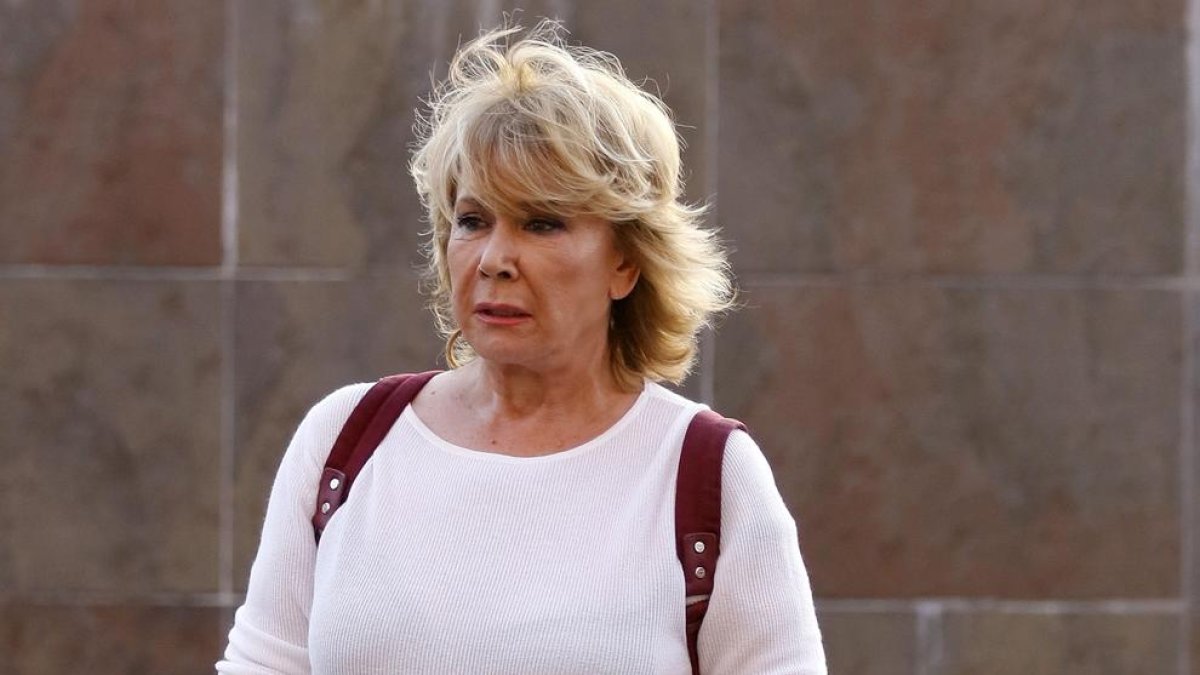 La colaboradora de televisión y escritora Mila Ximénez ha fallecido este miércoles en su casa de Madrid, a los 69 años, víctima de un cáncer de pulmón que le detectaban en junio de 2020, según ha informado la revista 'Lecturas', medio en el que colaboraba.
A mediados de junio del pasado año, a través de una llamada telefónica a 'Sálvame', la colaboradora de televisión desvelaba que le habían detectando un cáncer de pulmón a raíz de unos fuertes dolores de espalda.
Tras un año luchando contra la enfermedad, la colaboradora no ha logrado vencer al cáncer y ha fallecido en su domicilio, rodeada de los suyos. A su lado, su hija Alba Santana y sus tres hermanos, Manolo, Concha y Encarna, que se han convertido en el apoyo de la colaboradora.
También sus compañeros y amigos Raúl Prieto, David Valldeperas, Belén Rodríguez, Jorge Javier Vázquez, Belén Esteban, Terelu Campos se han volcado con Mila, a la que han arropado hasta el último momento.