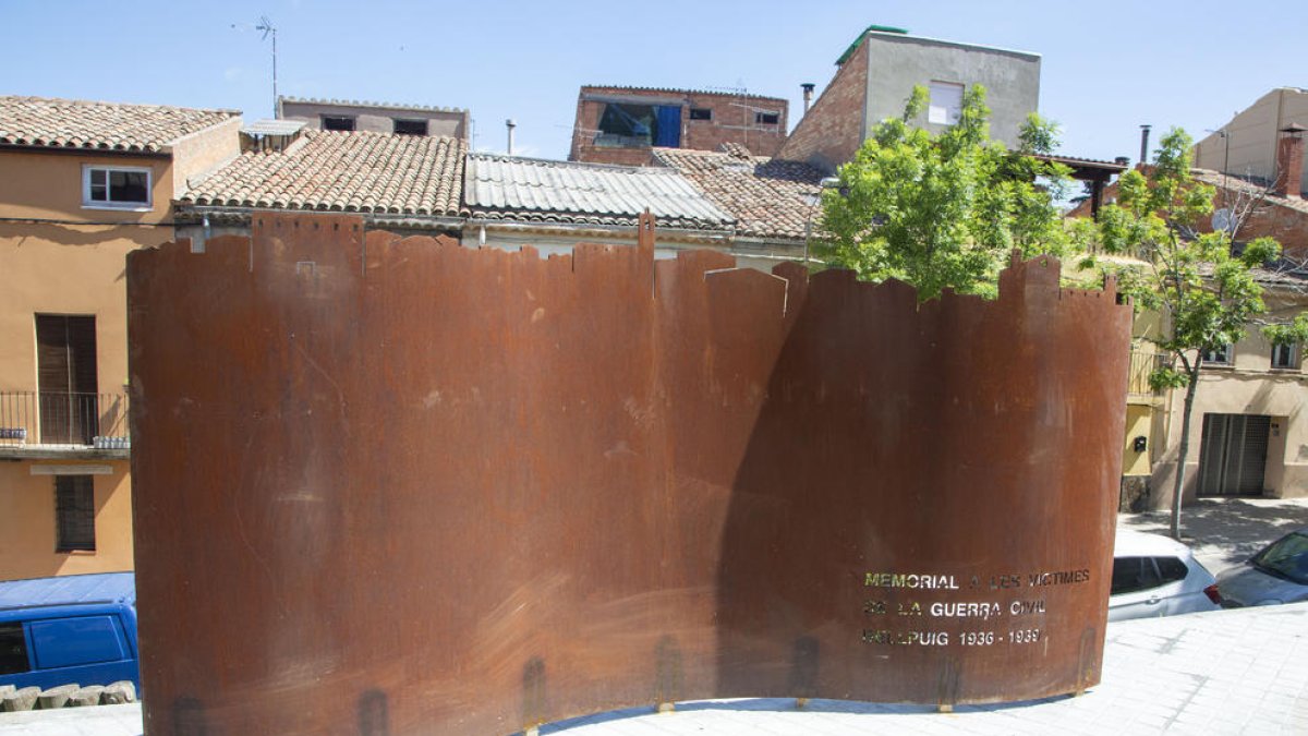 Uno de los memoriales, en los jardines de la calle Valeri Serra.