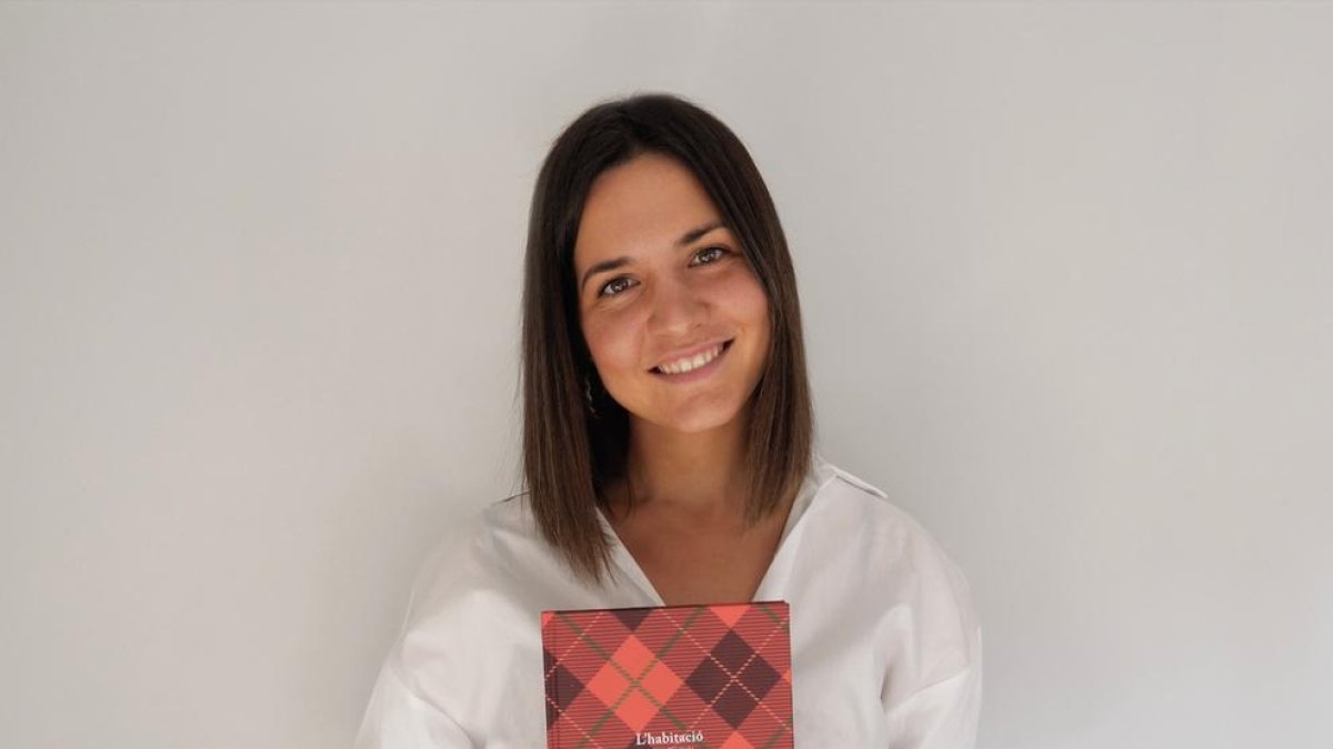 Gemma Capdevila con un ejemplar de ‘L’habitació’, sobre su tía.
