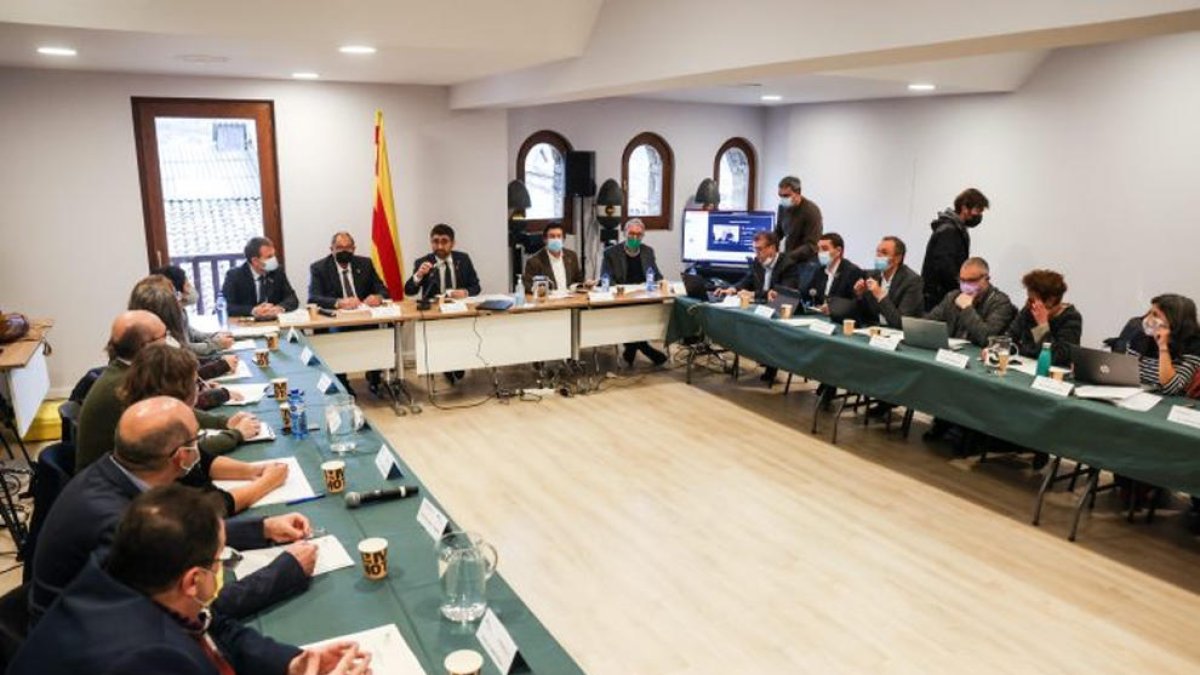 La reunió del consell rector de l'IDAPA celebrada a Organyà i presidida pel vicepresident del Govern, Jordi Puigneró.
