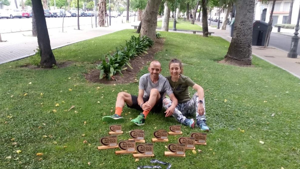 Els dos lleidatans posen amb els trofeus aconseguits.