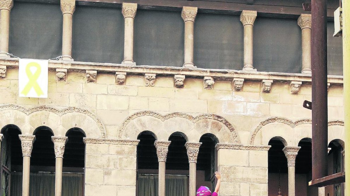 Moment del tradicional Ball de l’Àguila a Cervera, del qual van poder gaudir desenes de famílies i veïns.