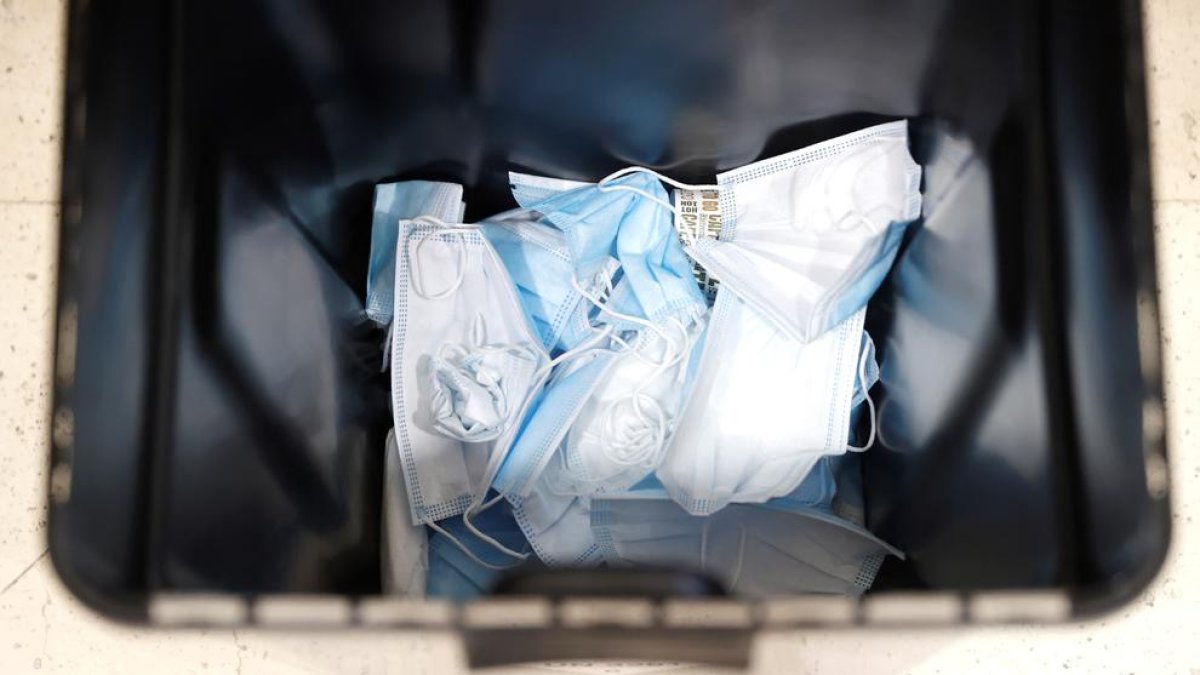 Caldrà portar una mascareta a mà per si cal utilitzar-la en exteriors