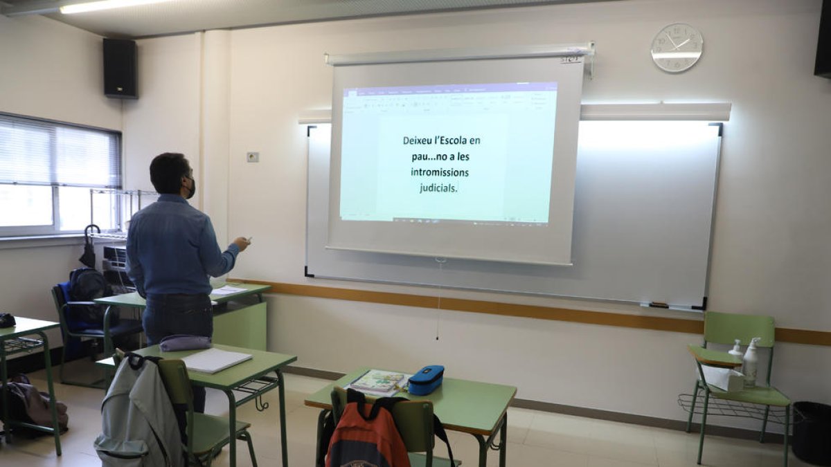 Un professor mostra en una pantalla una frase que resumeix el posicionament de molts docents.