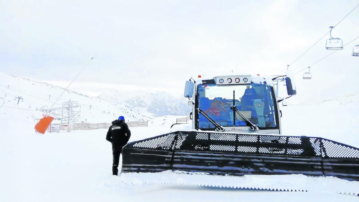 Máquinas trabajando ayer en la estación de Boí Taüll.