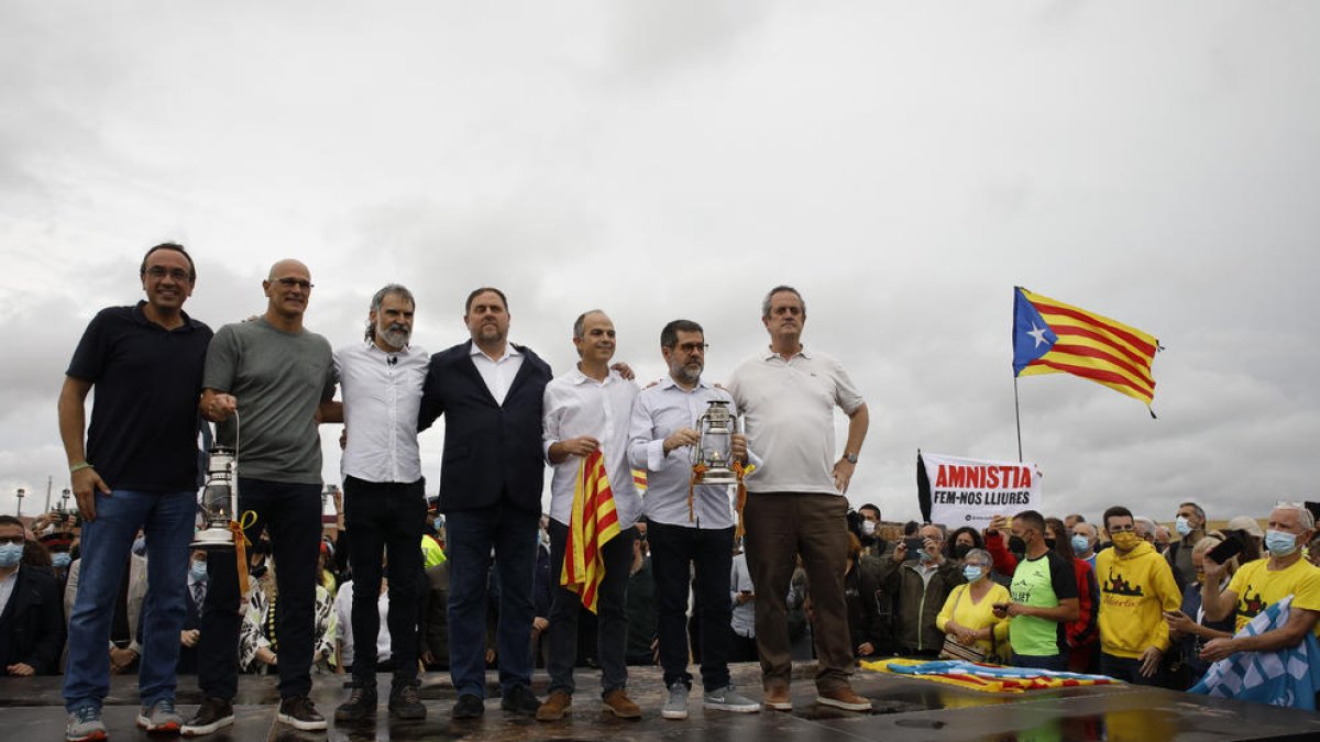 Los presos de Lledoners dieron una imagen de unidad ante las personas que acudieron a recibirles y sostuvieron la Flama del Canigó.