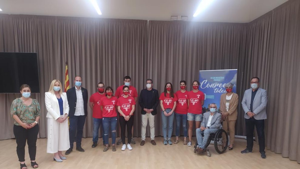 Parte del equipo femenino del CB Lleida, que ayer fue recibido por Joan Talarn, presidente de la Diputación, y varios diputados.