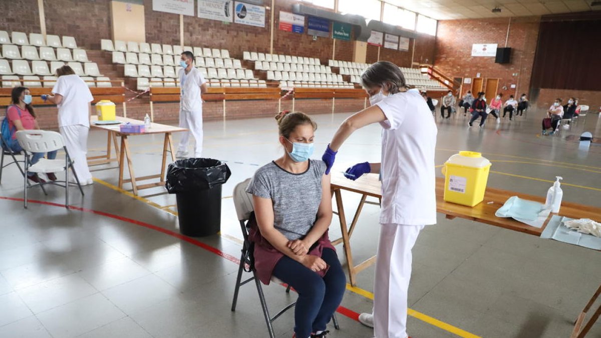 La campaña de vacunación en Torres de Segre se llevó a cabo en el polideportivo.