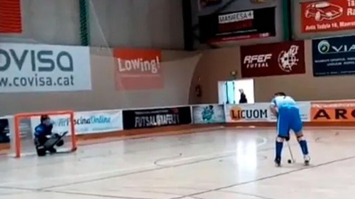 El momento en el que Nil Civit falla a propósito la falta directa el sábado ante el Manresa.