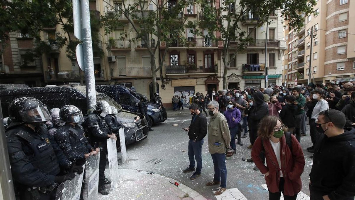 Miembros del Sindicato de Vivienda ocupan la sede de ERC de Barcelona en protesta por un desalojo