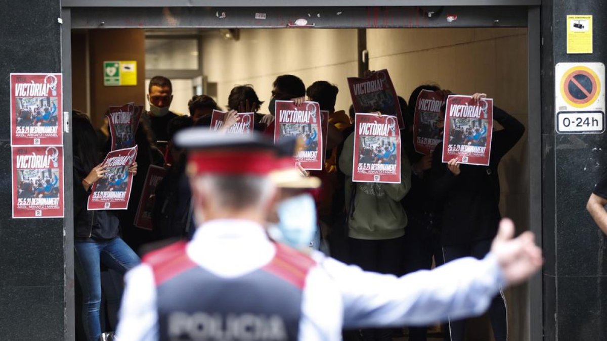Miembros del Sindicat del Habitatge del Raval y Arran en la sede de Esquerra Republicana de Catalunya este martes