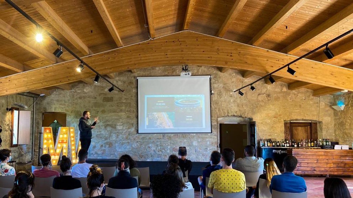 Carles Rabadà va fer un taller al Mas de Miravall de Juneda.