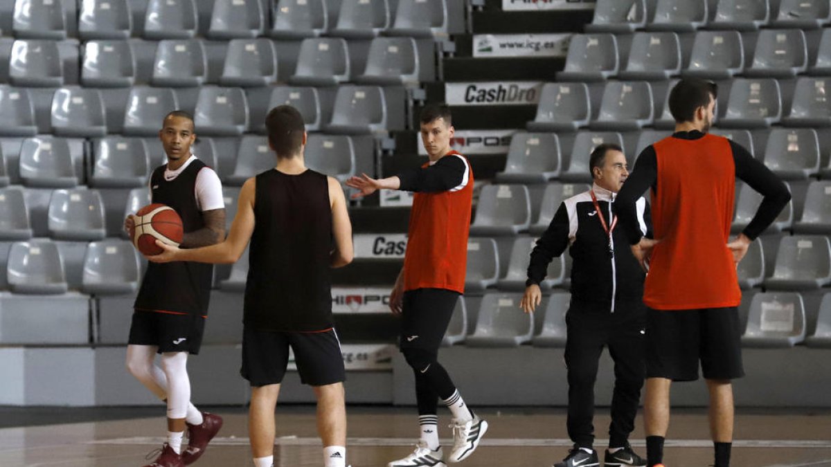 L’equip de Gustavo Aranzana ja fa una setmana que no pot entrenar-se a la pista.