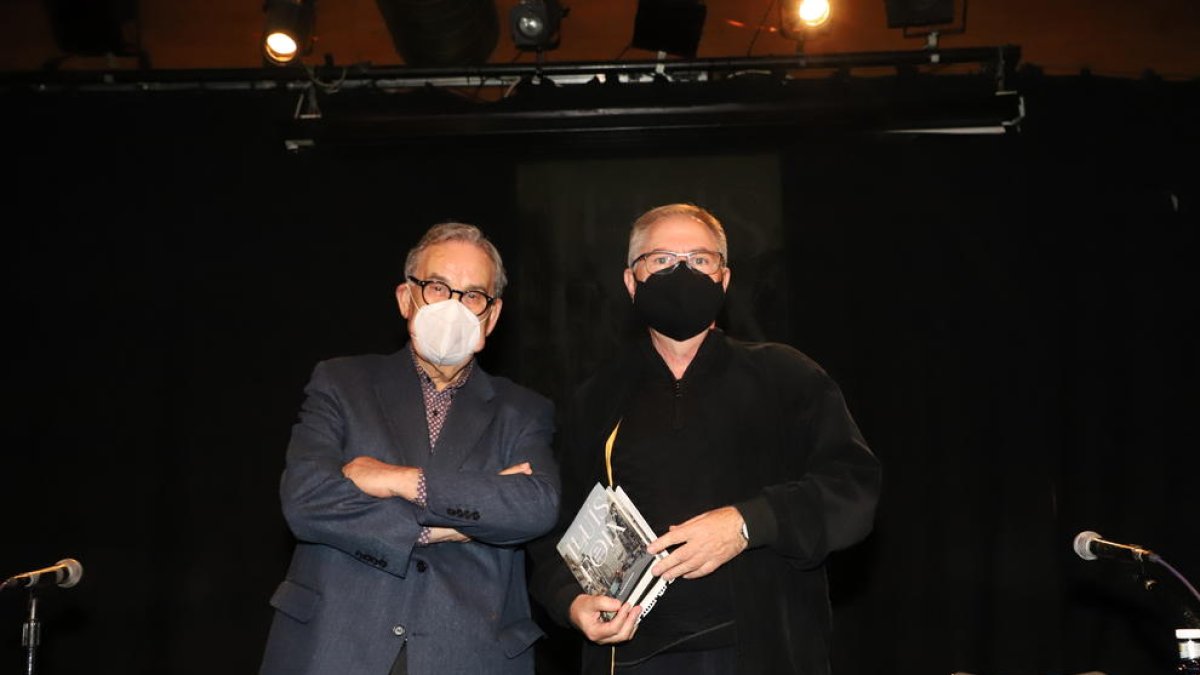 El periodista Lluís Foix posa con el exdirector de SEGRE, Juan Cal, ayer en el Cafè del Teatre de Lleida.