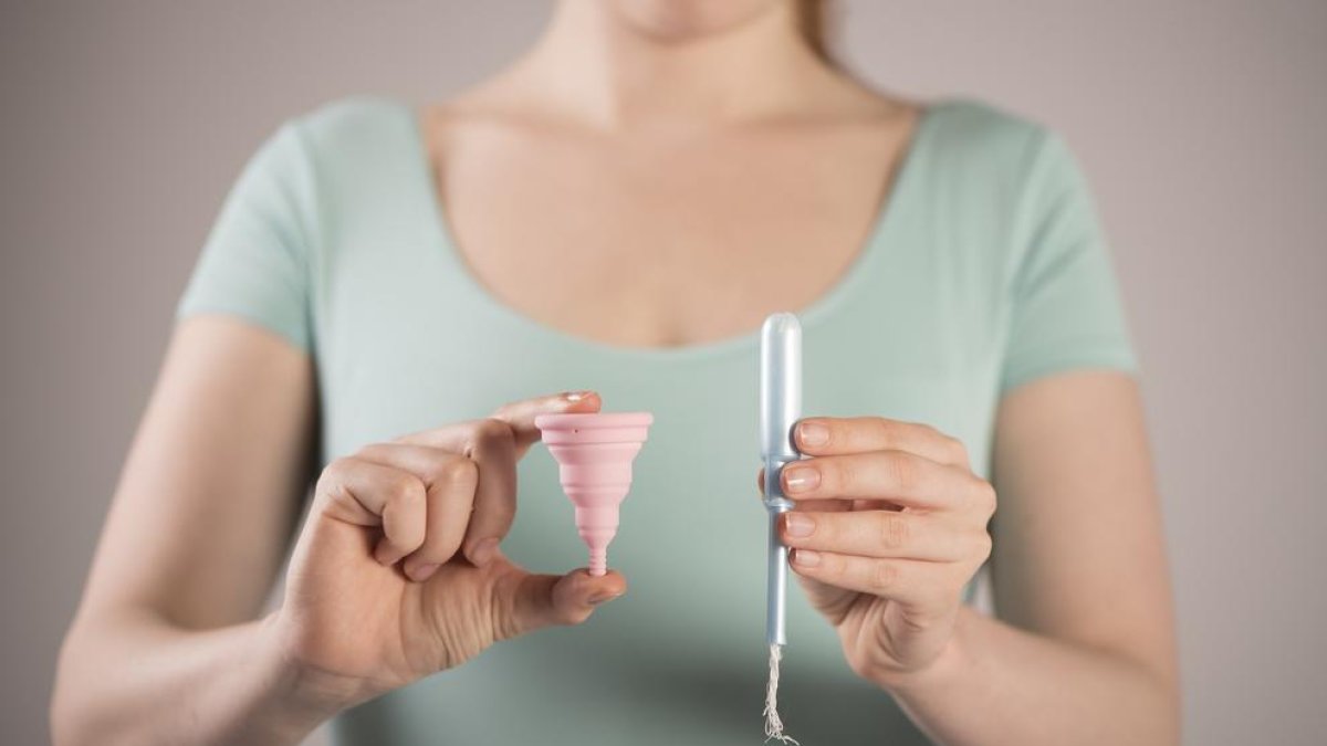 El Gobierno repartirá copas menstruales gratis en institutos en una prueba piloto en primavera