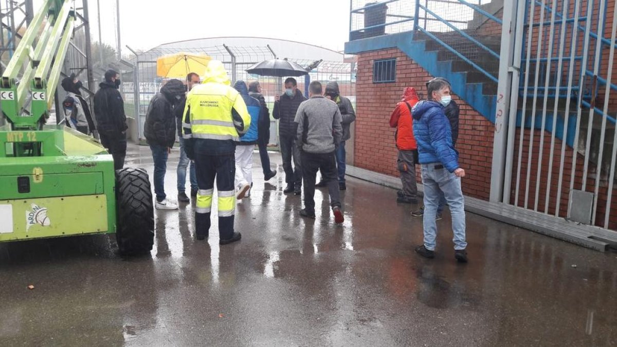 Operarios municipales y personal del club comenzaron ayer los preparativos para la Copa.
