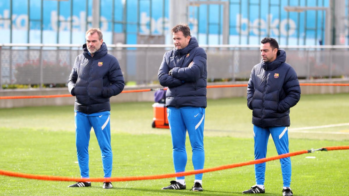 Xavi Hernández observa al costat dels seus ajudants la sessió per als suplents del partit de dimarts.
