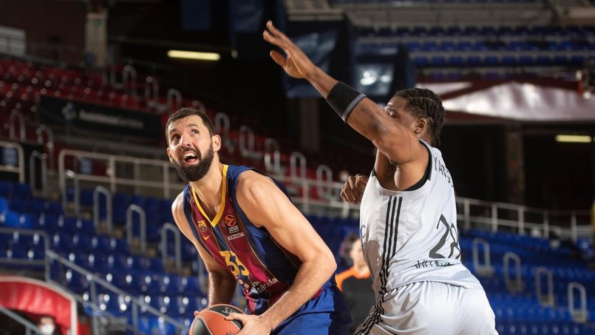 Nikola Mirotic intenta superar la pressió de Guerschon Yabusele.