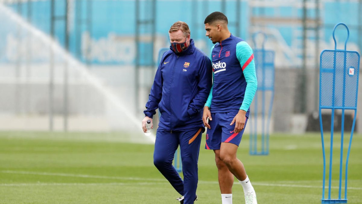 Ronald Koeman conversa amb Ronald Araújo durant l’entrenament a la Ciutat Esportiva.
