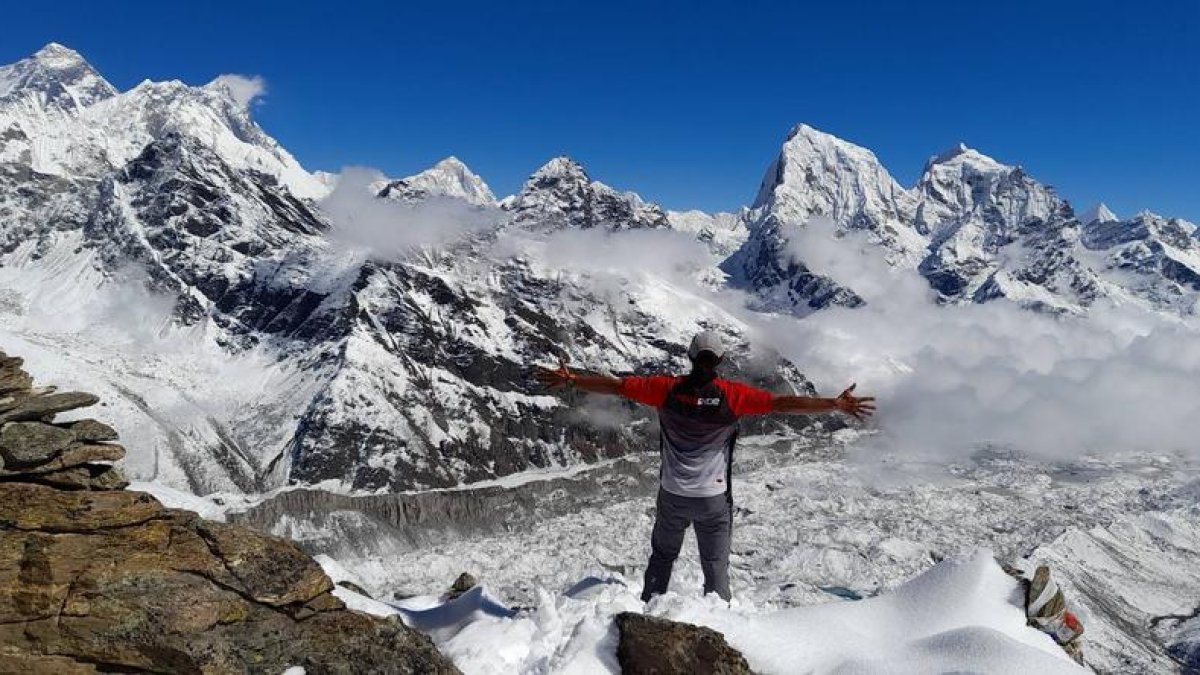Richi Navarro contempla durant la travessia un grup de cims de l’Himàlaia nepalès.
