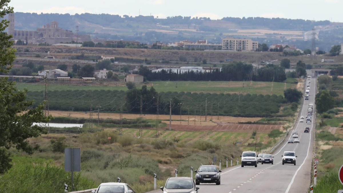 Tráfico hacia Tarragona ayer por la tarde en la N-240 en Lleida.