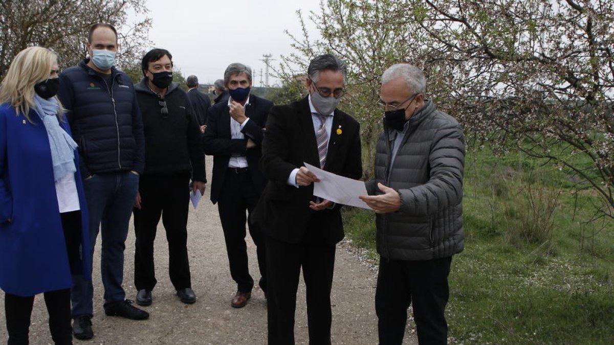 Tremosa y Mir mirando los planos del polígono de Vaca-Roja.