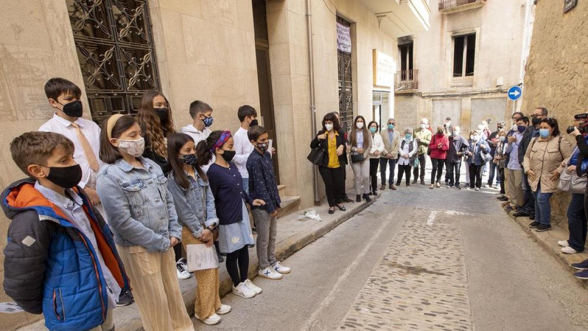 Estudiants van llegir un poema i van rememorar aspectes de la vida de cada d’un dels nou deportats.