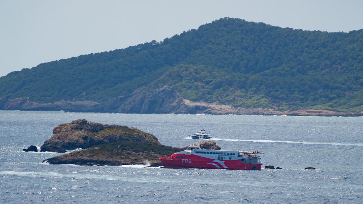 Imagen del ferry encallado el sábado por la noche en el islote norte de Es Malvins, cerca de Ibiza.