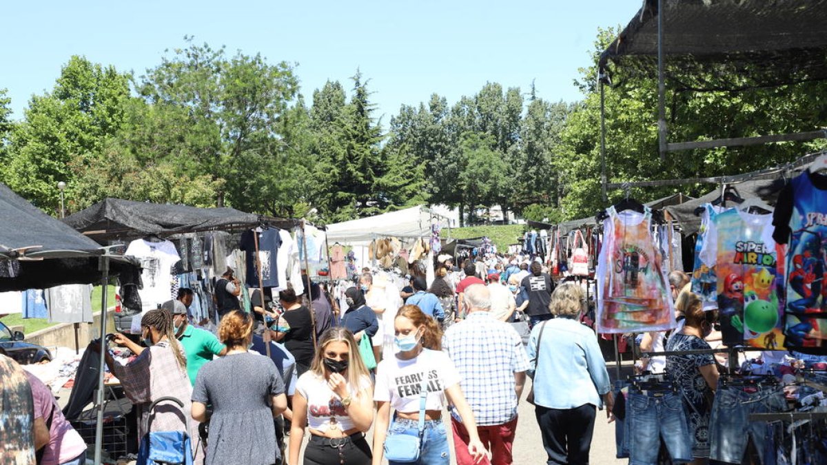 Vista general de uno de los pasillos del mercadillo del Camp d’Esports, que ayer abrió pese a ser festivo.